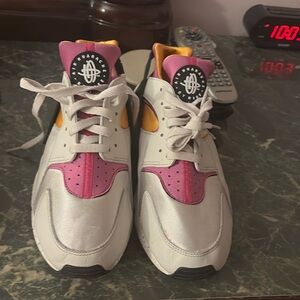 Men sz 11.5 huarache sneakers in perfect condition